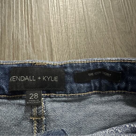 Kendall & Kylie Medium Wash Mid Rise Distressed Shorts Size 28 - Picture 4 of 8